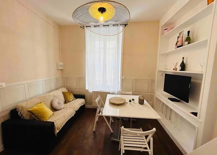 Le Champagne Coquebert Centre-ville Апартаменты *